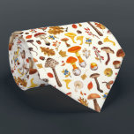 Cravate Champignons sauvages sur blanc<br><div class="desc">Entrez dans un pays des merveilles boisées avec ce motif qui présente un éventail de champignons sauvages, de feuilles d'automne, de baies et de glands. Peint dans de riches couleurs automnales, chaque élément donne vie à l'essence de la forêt, mettant en valeur la diversité et le charme de la nature....</div>