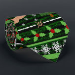 Cravate Chandail de Noël moche drôle<br><div class="desc">Partagez quelques rires cette saison des Fêtes avec ce drôle "Vilain Sweater de Noël" en rouge, vert, blanc et marron festif. Deux rennes sautent, entre un arbre de vacances, des rangées horizontales de flocons blancs et d'autres motifs décoratifs fantaisistes. Ce look motif tricot à coutures amusantes est parfait pour apporter...</div>