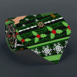 Cravate Chandail de Noël moche drôle<br><div class="desc">Partagez quelques rires cette saison des Fêtes avec ce drôle "Vilain Sweater de Noël" en rouge, vert, blanc et marron festif. Deux rennes sautent, entre un arbre de vacances, des rangées horizontales de flocons blancs et d'autres motifs décoratifs fantaisistes. Ce look motif tricot à coutures amusantes est parfait pour apporter...</div>