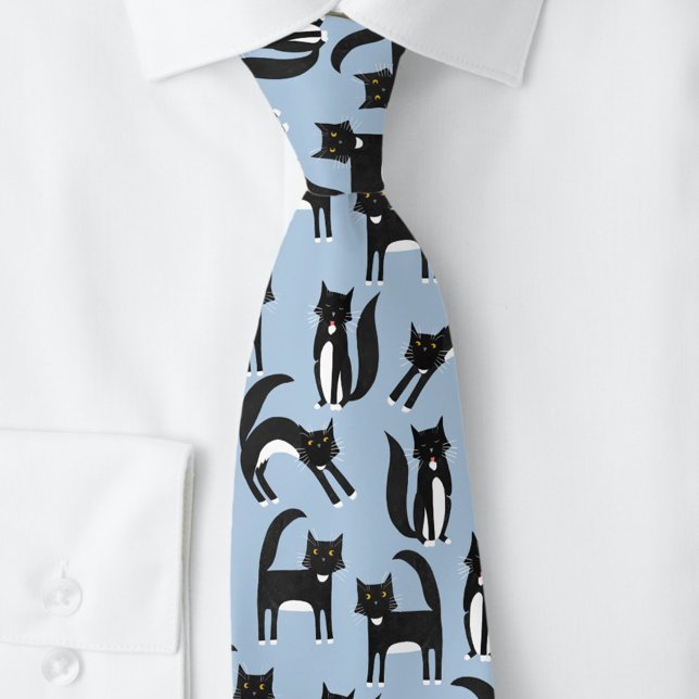 Cravate Chats Tuxedo Noir et Blanc Bleu (Black and white tuxedo bicolor cat pattern neck tie on a light sky blue background)