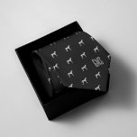 Cravate Chiens de Dalmatie Motif Monogrammé<br><div class="desc">Motif de chiens dalmatiens amusants sur un arrière - plan noir élégant et classique. Personnalisez avec un monogramme pour en faire un cadeau parfait. Vous cherchez une couleur différente ? Pas de problème ! Cliquez simplement sur le bouton "Personnaliser" et sélectionnez la couleur arrière - plan de votre choix.</div>