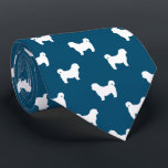 Cravate Chih Tzu Silhouettes Motif Bleu et Blanc<br><div class="desc">Cette silhouette originale Shih Tzu motif bleu cravate fait un grand cadeau pour les papas de chien! Disponible dans une variété de couleurs, cette cravate cool fait une déclaration pour toute personne qui aime un Tzu Shih. Un cadeau génial pour le type qui porte une cravate pour les affaires, ou...</div>