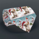 Cravate Chihuahua Winter Wonderland Christmas Joy<br><div class="desc">Ce design festif reflète l'esprit joyeux de la période des fêtes, avec un adorable petit portant un chapeau de Père Noël. Le chien est niché dans un pays des merveilles hivernales, avec un bonhomme de neige, un sapin de Noël décoré et des cadeaux joliment emballés. Les flocons de neige tombent...</div>