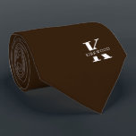 Cravate Chocolat Brown Élégant Monogramme   Nom Un Côté<br><div class="desc">Une élégante cravate à un côté avec un monogramme blanc audacieux à travers un riche arrière - plan au chocolat. En plus de ce monogramme est inscrit votre prénom ou nom de famille dans toutes les capitales. Si vous préférez un look plus audacieux pour le nom personnel à l'intérieur de...</div>