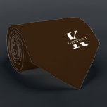 Cravate Chocolat Marron Élégant Monogramme   Nom Unilatéra<br><div class="desc">Une élégante cravate unie présentant un monogramme blanc gras sur un riche fond chocolat.  Sur ce monogramme est inscrit votre prénom ou nom de famille en lettres majuscules.</div>