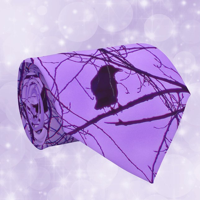 Cravate Ciel pourpre de Corbeau noir (Silhouette of single black crow on black spooky branches against a hazy purple sky on neck tie.)