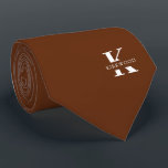 Cravate Cinnamon Marron Élégant Monogramme   Nom<br><div class="desc">Une élégante cravate présentant un monogramme blanc gras sur un riche fond brun cannelle.  Sur ce monogramme est inscrit votre prénom ou votre nom en lettres majuscules.</div>