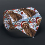 Cravate Cockapoo Winter Wonderland Christmas Joy<br><div class="desc">Ce design festif reflète l'esprit joyeux de la période des fêtes, avec un adorable petit portant un chapeau de Père Noël. Le chien est niché dans un pays des merveilles hivernales, avec un bonhomme de neige, un sapin de Noël décoré et des cadeaux joliment emballés. Les flocons de neige tombent...</div>