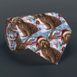 Cravate Cockapoo Winter Wonderland Christmas Joy<br><div class="desc">Ce design festif reflète l'esprit joyeux de la période des fêtes, avec un adorable petit portant un chapeau de Père Noël. Le chien est niché dans un pays des merveilles hivernales, avec un bonhomme de neige, un sapin de Noël décoré et des cadeaux joliment emballés. Les flocons de neige tombent...</div>