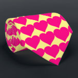 Cravate Coeurs roses sur un arrière - plan jaune.<br><div class="desc">Motif de coeur rose posé sur un arrière - plan jaune.</div>