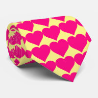Coeurs roses sur un arrière - plan jaune.