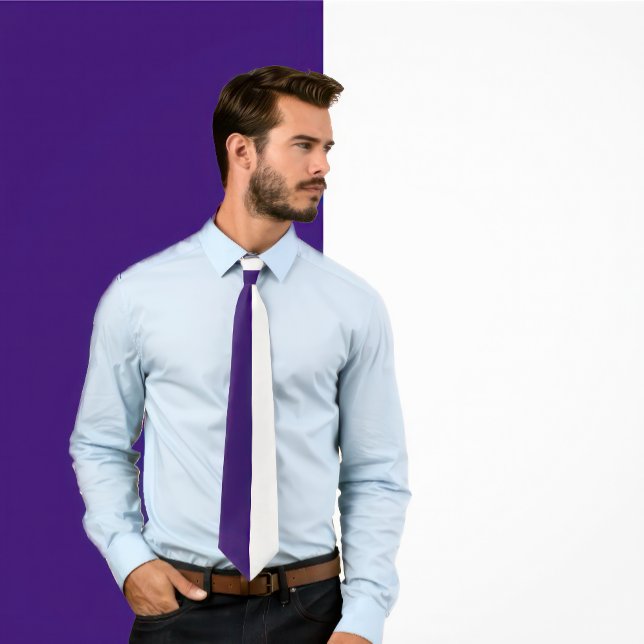 Cravate Conception de couleur divisée violet et blanc (Man wears a purple and white split color necktie.)