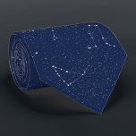 Cravate Constellations zodiaques avec ciel étoilé bleu fon<br><div class="desc">Cravate dans les douze constellations zodiaques contre un arrière - plan étoilé dans la marine noire / bleu indigo</div>