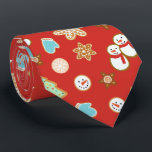 Cravate Cookies de Noël à motifs Red Festive<br><div class="desc">Une mignonne cravate de Noël à motifs de biscuits de Noël à la décoration festive sous la forme de flocons de neige,  de bonhomme de neige,  d'arbres de Noël,  d'ornements et d'étoiles.</div>