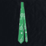 Cravate Cool Blanc Retro Raquettes de Tennis Motif Vert<br><div class="desc">Raquettes de tennis blanc et vert Motif pour lui | Court De Tennis D'Été. Cadeau pour joueur de tennis, match de tennis en raquette blanche sur un arrière - plan vert. Cadeau personnalisé pour un joueur de tennis. Joueurs de tennis branchés décoration maison. Des cadeaux de joueurs de tennis modernes...</div>
