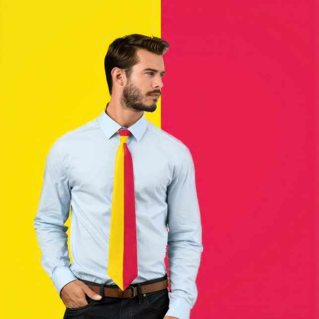 Cravate couleur Crimson et or deux couleurs (Man wears a Crimson and Gold Two Color Tie)