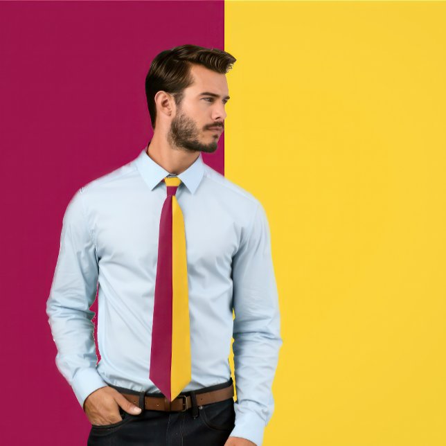 Cravate Couleur de fractionnement du marché et de l'or (Man wears a Maroon & Gold Split Color Neck Tie.)