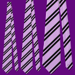 Cravate Couleur mignonne Motif de rayures violettes<br><div class="desc">La jolie cravate Motif couleur pourpre Stripes est un cadeau parfait pour Noël et les anniversaires.</div>
