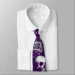 Cravate Crânes Et Halloween Violet Rose<br><div class="desc">Un crâne gothique et un cravate violet rose. Un grand accessoire de vacances pour votre fête d'Halloween. Offrira un grand look gothique à une chemise blanche et croustillante.</div>