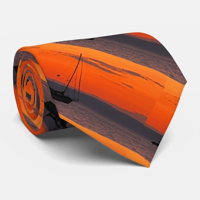 Cravate Cravate, voilier au coucher du soleil, ciel orange (Roulé)