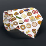 Cravate Cuisine juive Cuisine Dîner de Vacances Aliments I<br><div class="desc">Design présente une illustration originale d'un assortiment d'aliments populaires dans la cuisine juive, y compris : babka, bagel avec fromage à la crème et lox, rugelach, blueberry blintzes, hamantash, sandwich reuben, cornichon à l'aneth casher, matzah, brunch aux épinards, shakshuka, tout bagel, macaron à la noix de coco, salade israélienne, kugel,...</div>