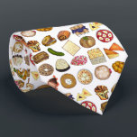 Cravate Cuisine juive Cuisine Dîner de Vacances Aliments I<br><div class="desc">Design présente une illustration originale d'un assortiment d'aliments populaires dans la cuisine juive, y compris : babka, bagel avec fromage à la crème et lox, rugelach, blueberry blintzes, hamantash, sandwich reuben, cornichon à l'aneth casher, matzah, brunch aux épinards, shakshuka, tout bagel, macaron à la noix de coco, salade israélienne, kugel,...</div>