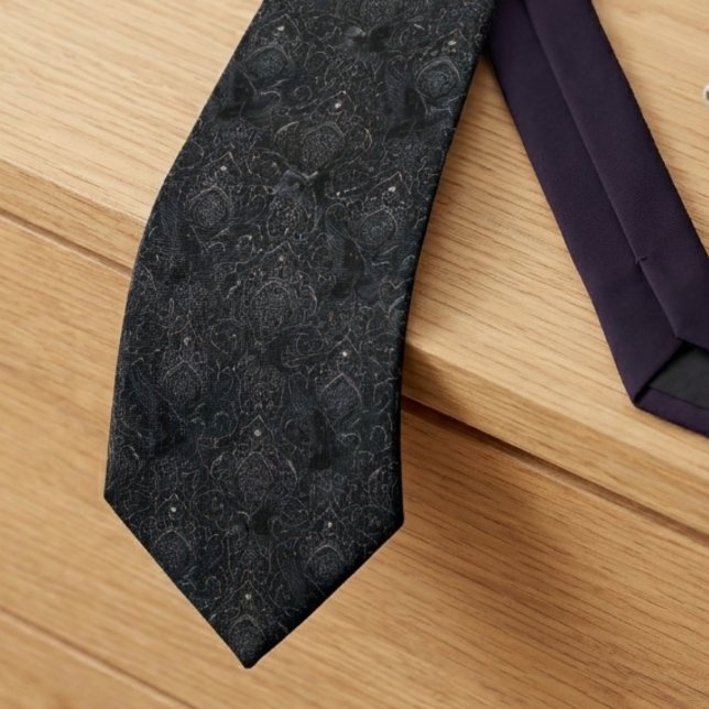 Cravate Damas de corbeau victorien gothique (Gothic raven damask necktie for an alternative groom at a dark romantic wedding.)