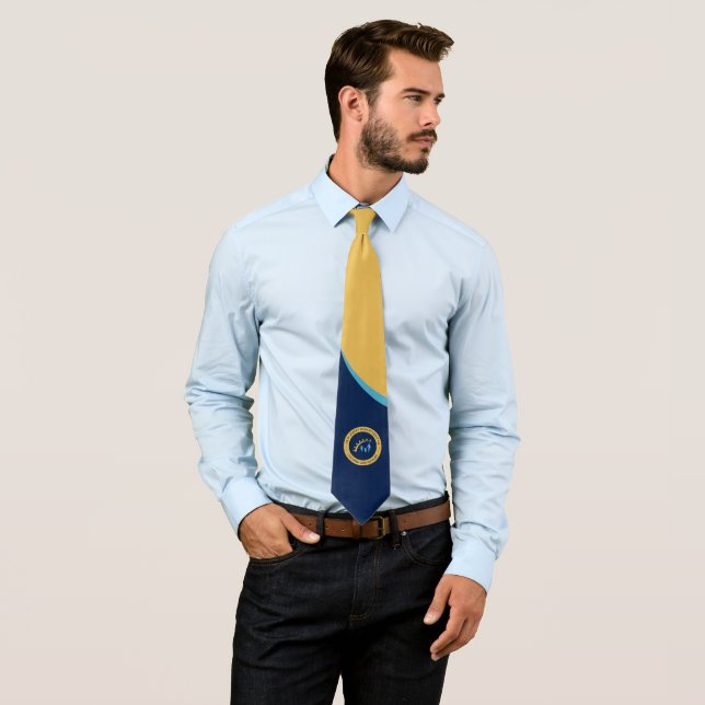 Cravate DCF Seal Neck Tie - Alternative Gold (En situation)