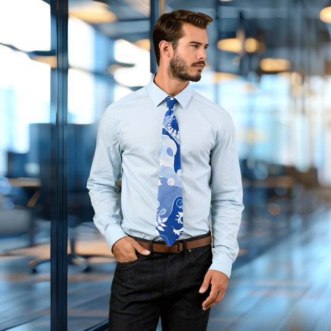 Cravate de conception de feuilles bleues et blanch (A modern tie with an artistic abstract blue and white leaf design)