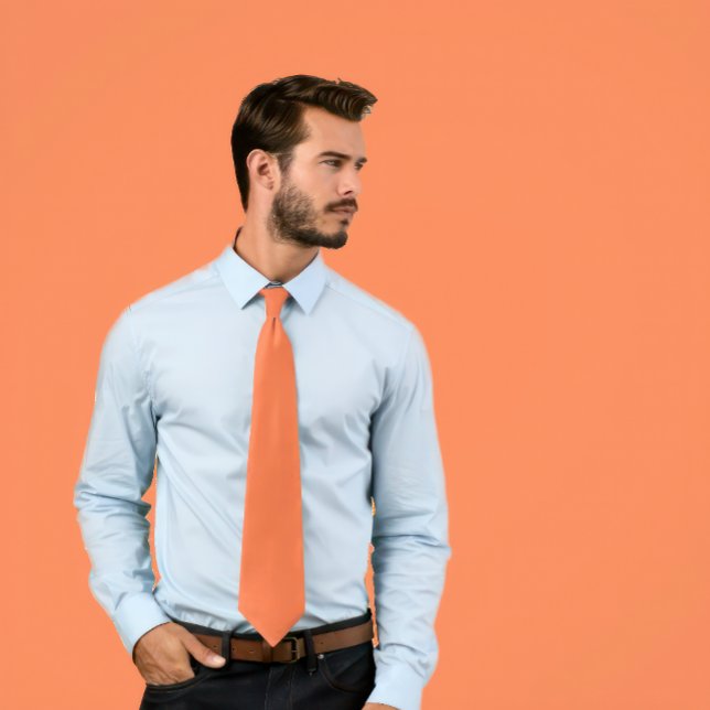 Cravate de corail solide (Man wears a solid Salmon color necktie.)