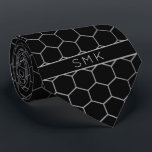 Cravate de monogramme géométrique moderne en argen<br><div class="desc">Noir moderne avec Faux Silver Foil Monogramme géométrique Necktie dans un motif élégant d'hexagones gris argent sur un élégant arrière - plan noir. Facile à customiser avec du texte, des polices et des couleurs. Créé par le designer pro Zazzle BK Thompson © exclusivement pour Cedar et String; veuillez nous contacter...</div>