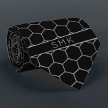 Cravate de monogramme géométrique moderne en argen<br><div class="desc">Noir moderne avec Faux Silver Foil Monogramme géométrique Necktie dans un motif élégant d'hexagones gris argent sur un élégant arrière - plan noir. Facile à customiser avec du texte, des polices et des couleurs. Créé par le designer pro Zazzle BK Thompson © exclusivement pour Cedar et String; veuillez nous contacter...</div>