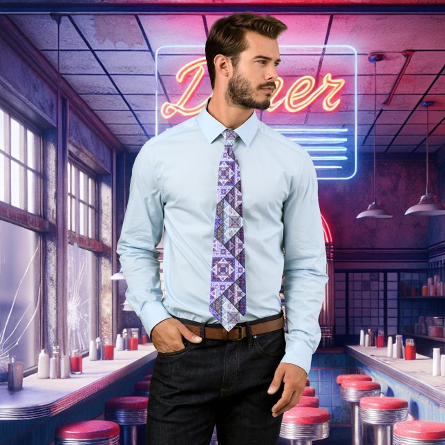 Cravate de Motif bleu violet géométrique (Tie with an abstract geometric pattern in purple, blue and lavender.)