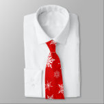 Cravate de Noël aux flocons de neige<br><div class="desc">Des flocons de neige élégants en rouge et blanc sur un noir rouge foncé font une belle cravate pour les vacances.</div>