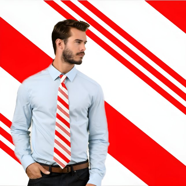 Cravate de Sucre de canne rouge et blanc (Man wears a candy cane striped, red and white, necktie. He stands against candy stripe background.)