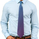 Cravate Dégradé bleu et magenta Ombré<br><div class="desc">Un beau dégradé qui s'estompe du bleu à la couleur de la baie Magenta foncée. Ces tons cool forment une combinaison de couleurs unique et agréable. Grande avec un costume bleu marine ou un pantalon.</div>