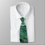 Cravate d'émeraude d'or vert Agate<br><div class="desc">Cravate avec Agate Green Gold Parties scintillant Gemstone Marble Emerald Sparkle Personnalisé Anniversaire - Anniversaire ou Mariage Cravates / Cadeau - Ou Ajouter votre nom - Texte - Faire votre cadeau spécial - Redimensionner et déplacer ou ajouter du texte / des éléments avec outil de personnalisation. Conception par MIGNED. S'il...</div>