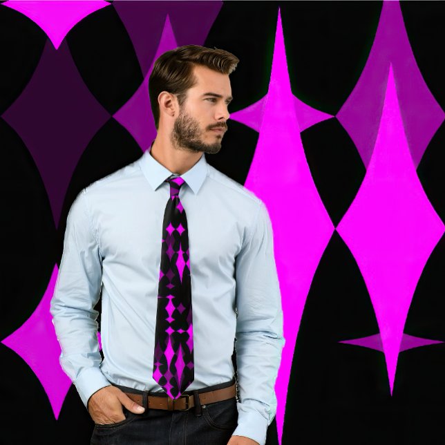 Cravate Diamants Fuchsia Abstraits Sur Noir (Man wears a necktie featuring an abstract fuchsia diamond pattern on black. Background matches tie.)