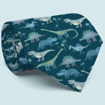 Cravate Dinosaures Motif vert<br><div class="desc">Beaucoup de dinosaures bleus,  Tyrannosaurus rex,  Spinosaurus,  Stegosaurus,  Diplodocus et Tricératops. Parfait pour les conservateurs de musée,  les paléontologues et tous ceux qui aiment les dinosaures.</div>