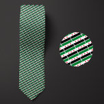 Cravate Drapeau de la Syrie (Nouveau) Motif<br><div class="desc">(Ce dessin présente le nouveau drapeau de la Syrie en décembre 2024). Le Motif du Drapeau de Syrie Necktie met en lumière les couleurs nationales du pays de loin en utilisant un design intelligent et en angle. Après un examen plus attentif, le motif reproductible et transparent de minuscules drapeaux présente...</div>