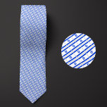 Cravate Drapeau d'Israël Motif<br><div class="desc">Drapeau du Motif israélien Necktie met en valeur les couleurs nationales du pays de loin en utilisant un design habile en angle. Après un examen plus attentif, le motif reproductible et transparent de minuscules drapeaux présente la bannière nationale du pays d'une manière esthétique et agréable.</div>