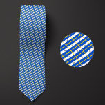 Cravate Drapeau du Motif El Salvador<br><div class="desc">Drapeau du Motif El Salvador Necktie met en valeur les couleurs nationales du pays de loin en utilisant un design habile en angle. Après un examen plus attentif,  le motif reproductible et transparent de minuscules drapeaux présente la bannière nationale du pays d'une manière esthétique et agréable.</div>