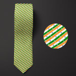 Cravate Drapeau du Motif indien<br><div class="desc">Drapeau de l'Inde Le Motif Necktie met en évidence les couleurs nationales du pays de loin en utilisant un design habile en angle. Après un examen plus attentif, le motif reproductible et transparent de minuscules drapeaux présente la bannière nationale du pays d'une manière esthétique et agréable.</div>