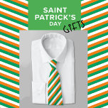 Cravate Drapeau irlandais vert orange moderne rayé<br><div class="desc">Vert,  blanc,  rayures orange,  couleurs du drapeau irlandais,  design cool et élégant pour la Saint Patrick,  fête irlandaise,  beau cadeau pour la fête des pères,  petit ami,  anniversaire de mari.</div>