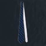 Cravate Dreidel bleu brillant<br><div class="desc">Un rêve moderniste bleu métallique contre un arrière - plan sombre et nocturne. Deux des lettres hébraïques trouvées sur un dreidel,  une nonne et un shin,  brillent brillamment.</div>
