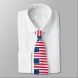 Cravate du drapeau américain<br><div class="desc">USA - Etats-Unis d'Amérique - Drapeau - Patriotique - Fête de l'Indépendance - 4 juillet - Personnalisable - Choisissez / Ajoutez votre texte unique / Couleur / Image - Faites votre cadeau spécial - Redimensionnez et déplacez ou supprimez et ajoutez des éléments / image avec outil de personnalisation. Vous pouvez...</div>
