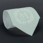 Cravate Dusty Sage Green Wreath Botanique Élégant Monogram<br><div class="desc">Accessoire en style avec cette cravate monogrammée verte à la menthe personnalisée. Le design comprend des feuilles de couronne de laurier modernes et des initiales de typographie élégantes. Le monogramme au centre est simple à customiser. Fait un élégant marié et les groomsmen gardent une idée cadeau et complique chic mariage...</div>