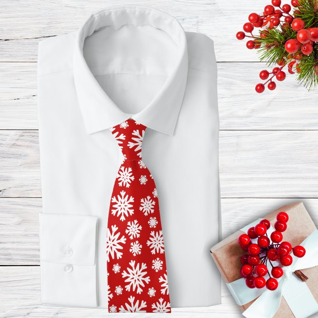 Cravate Élégant Flocon De Neige Rouge Et Blanc (Stylish Red And White Holiday Snowflake Neck Tie)