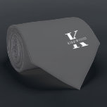 Cravate Élégant monogramme | Argent | Sur un côté<br><div class="desc">Une cravate élégante avec un monogramme blanc audacieux sur un arrière - plan noir. En plus de ce monogramme est inscrit votre prénom ou nom de famille dans toutes les capitales. Plus de 40 couleurs uniques sont disponibles en version unilatérale et biface. Vous pouvez les parcourir en cliquant sur le...</div>