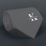 Cravate Élégant monogramme | Argent | Sur un côté<br><div class="desc">Une cravate élégante avec un monogramme blanc audacieux sur un arrière - plan noir. En plus de ce monogramme est inscrit votre prénom ou nom de famille dans toutes les capitales. Plus de 40 couleurs uniques sont disponibles en version unilatérale et biface. Vous pouvez les parcourir en cliquant sur le...</div>